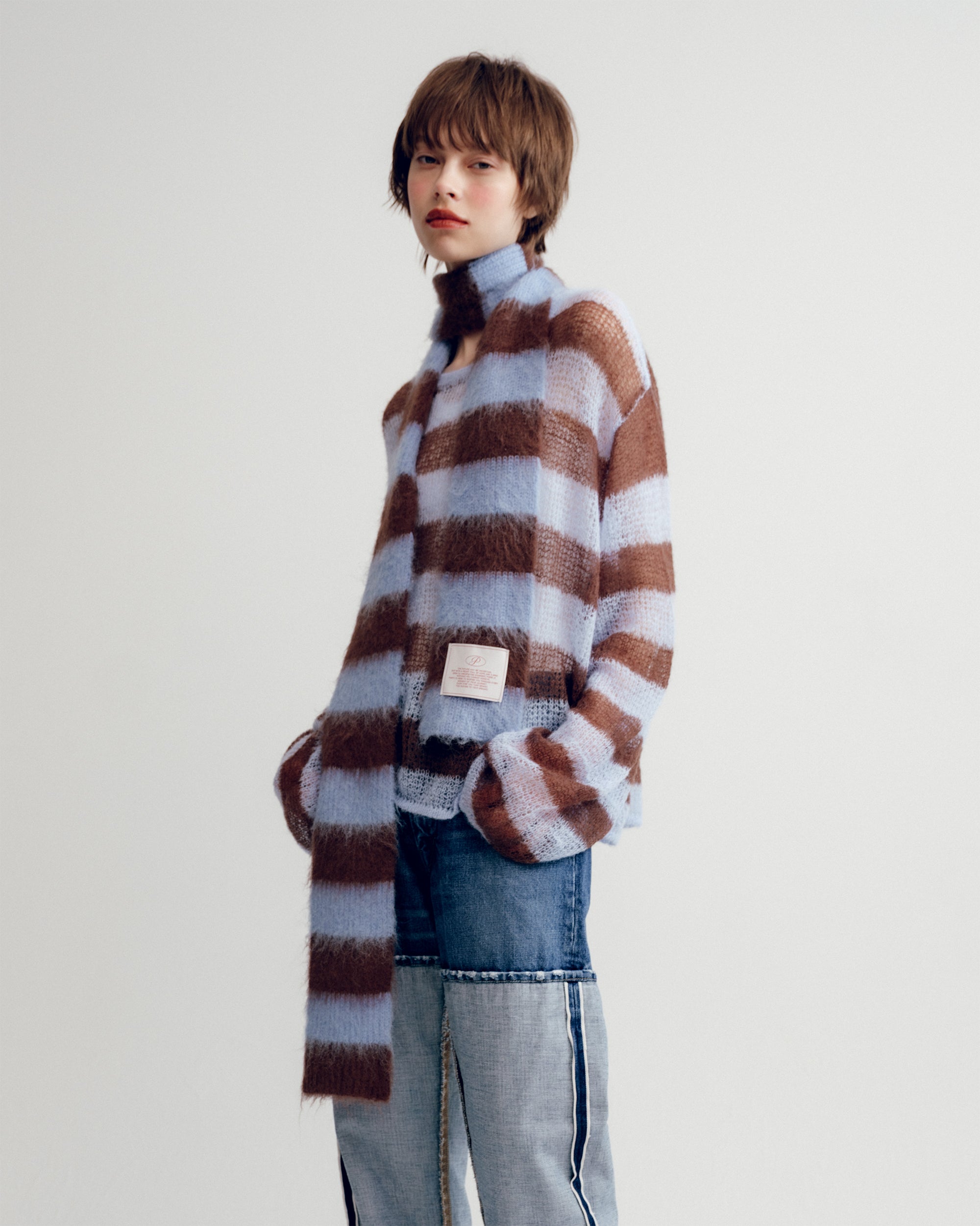 Border low-gauge knit sweater