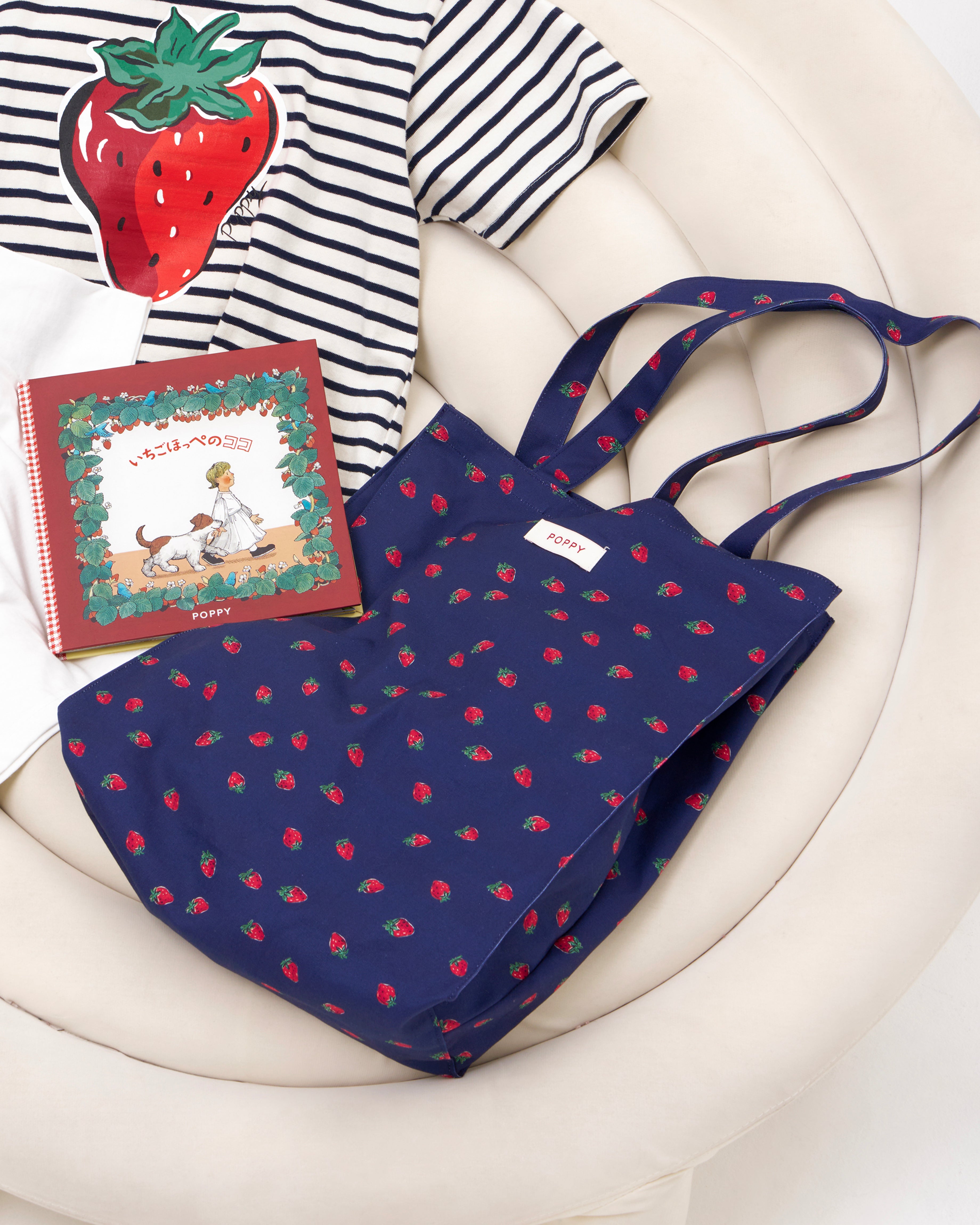 Strawberry pattern tote bag