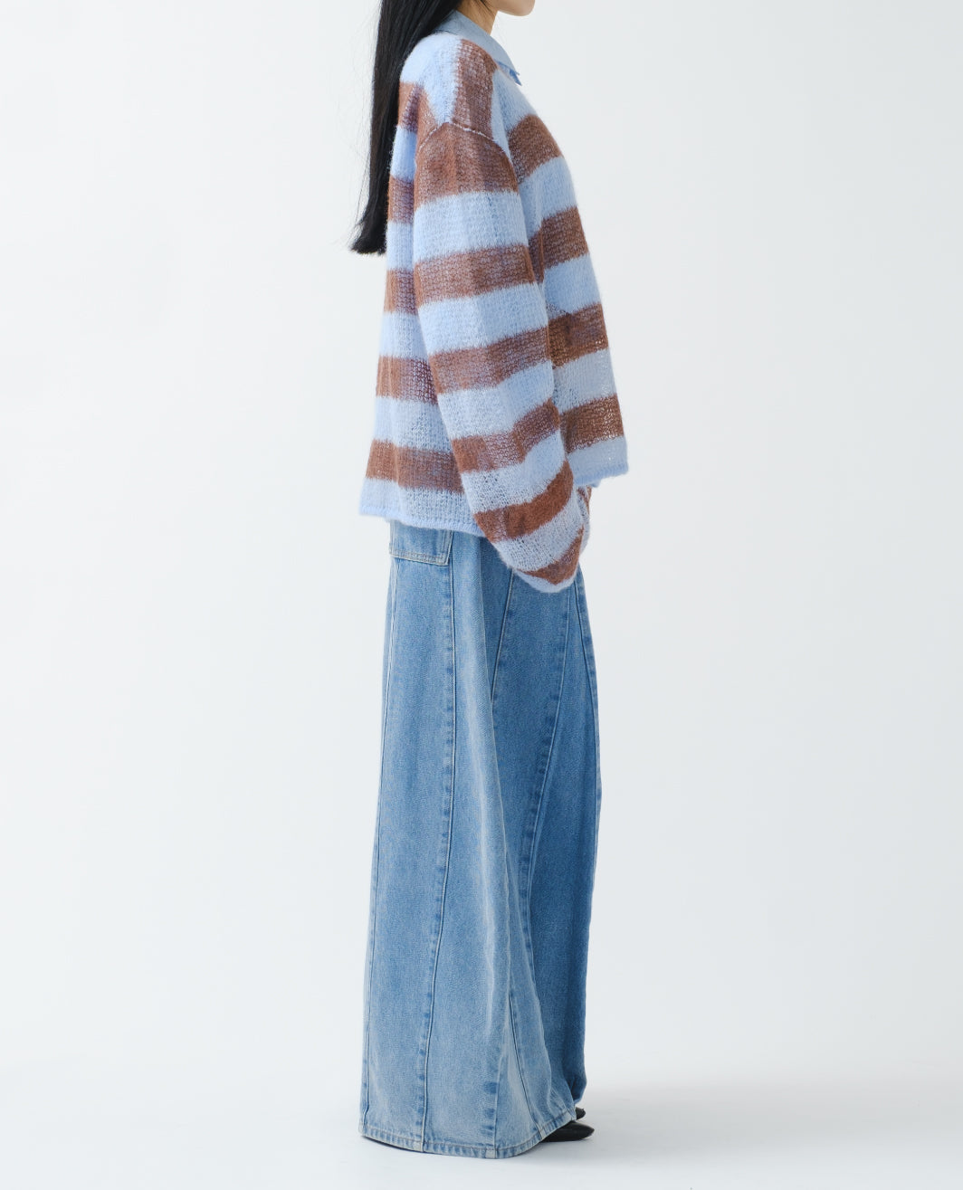 Border low-gauge knit sweater